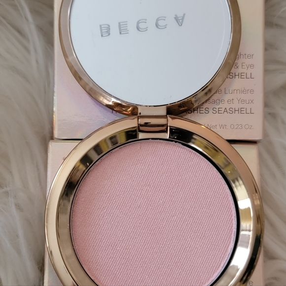 NIB BECCA Light Chaser Highlighter  For  Face  and Eye. Two Available - Picture 5 of 7